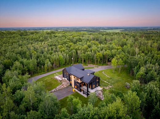 Detached House in Saint-Léon, Mauricie