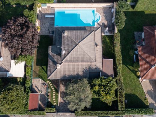 Villa a Cassina de' Pecchi, Milano