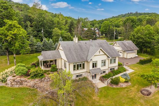 Detached House in Bromont, Montérégie