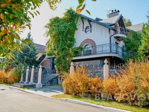 Luxury home in Pidhirtsi, Kiev