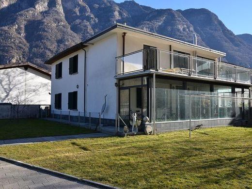 Luxury home in Iragna, Riviera District