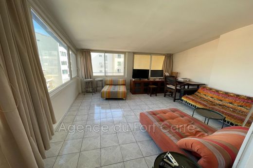 Apartment / Etagenwohnung in Antibes, Alpes-Maritimes