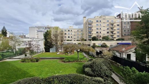 Apartment / Etagenwohnung in Bois-Colombes, Hauts-de-Seine