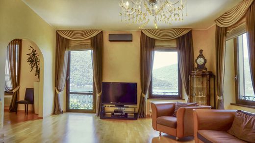 Apartment / Etagenwohnung in Maroggia, Lugano