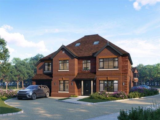 Detached House in Tadworth, Surrey