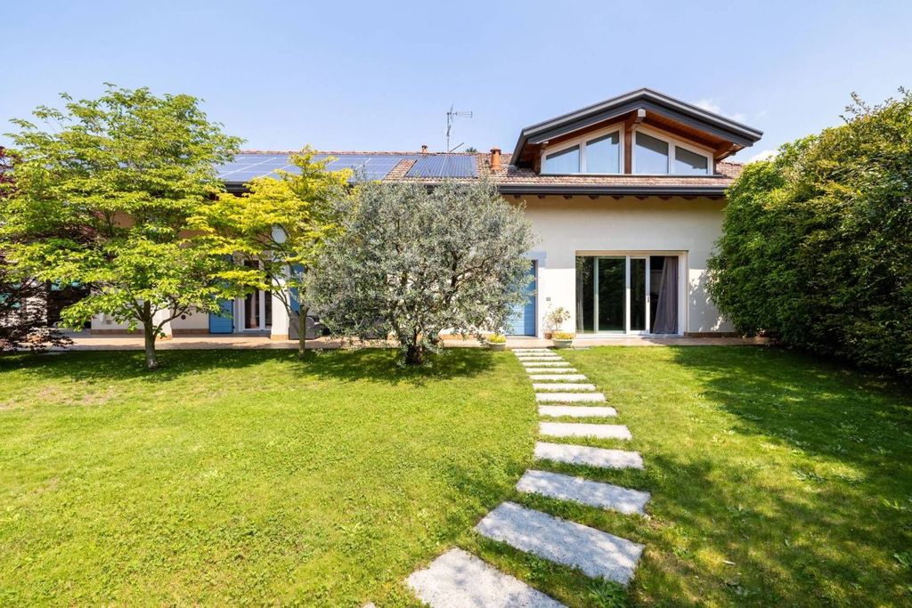 Prestigiosa villa di 346 mq in vendita Via B. Marcora, Besnate, Lombardia