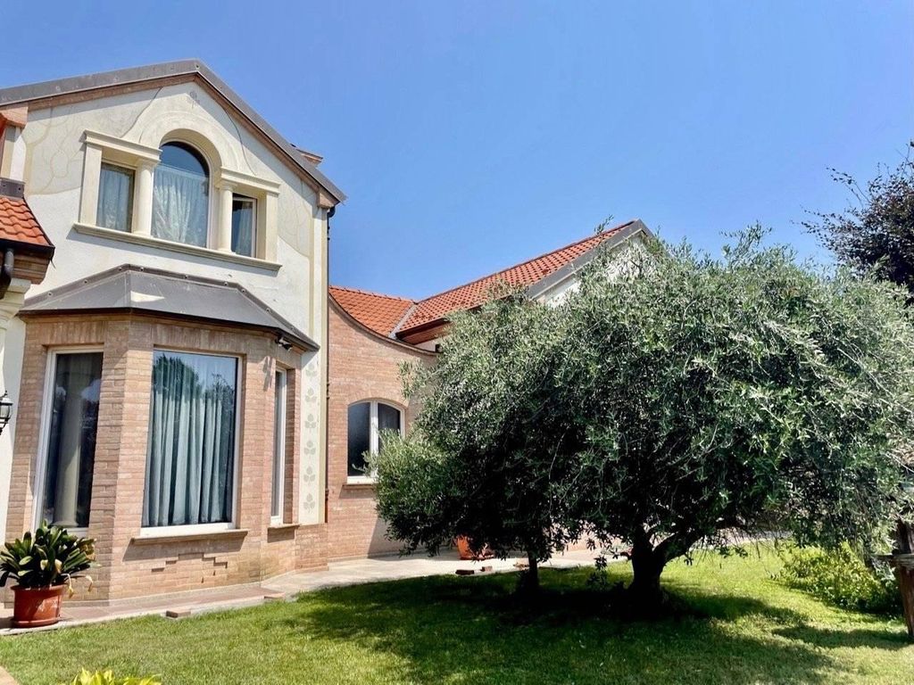 Prestigiosa villa di 331 mq in vendita, Piazza Luigi Einaudi, Centallo, Cuneo, Piemonte