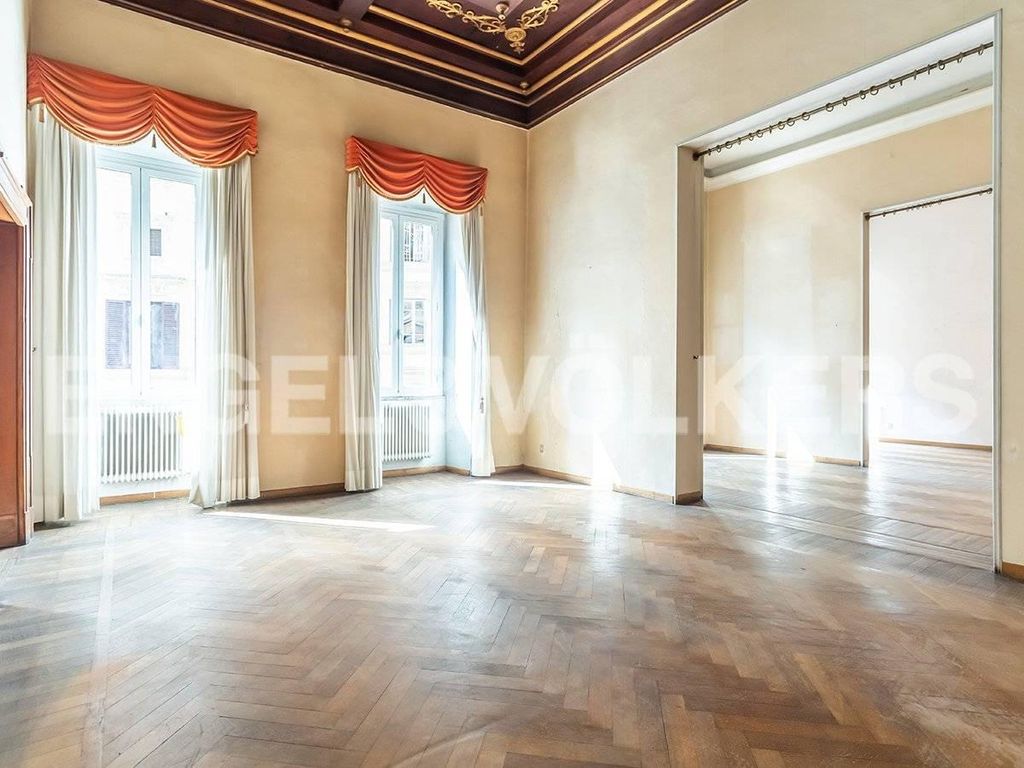 Luxury Apartment for sale in Piazza Benedetto Cairoli, Rome, Latium