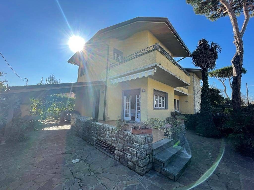 Villa in vendita Via Giacopo Leopardi, Pietrasanta, Toscana