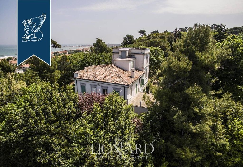 Prestigiosa villa di 450 mq in vendita, Fano, Italia