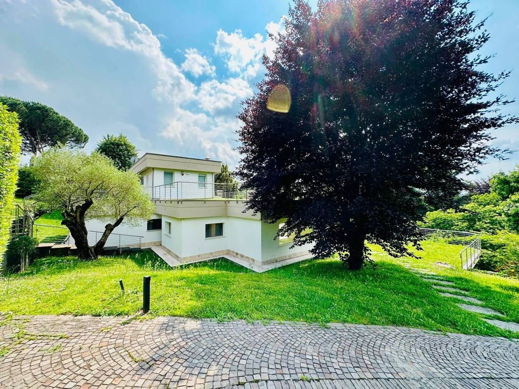 Esclusiva villa in vendita Via Gilberto Govi, Varese, Lombardia