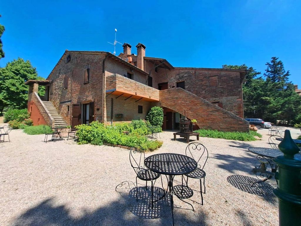 18 bedroom exclusive country house for sale in Castiglione del Lago