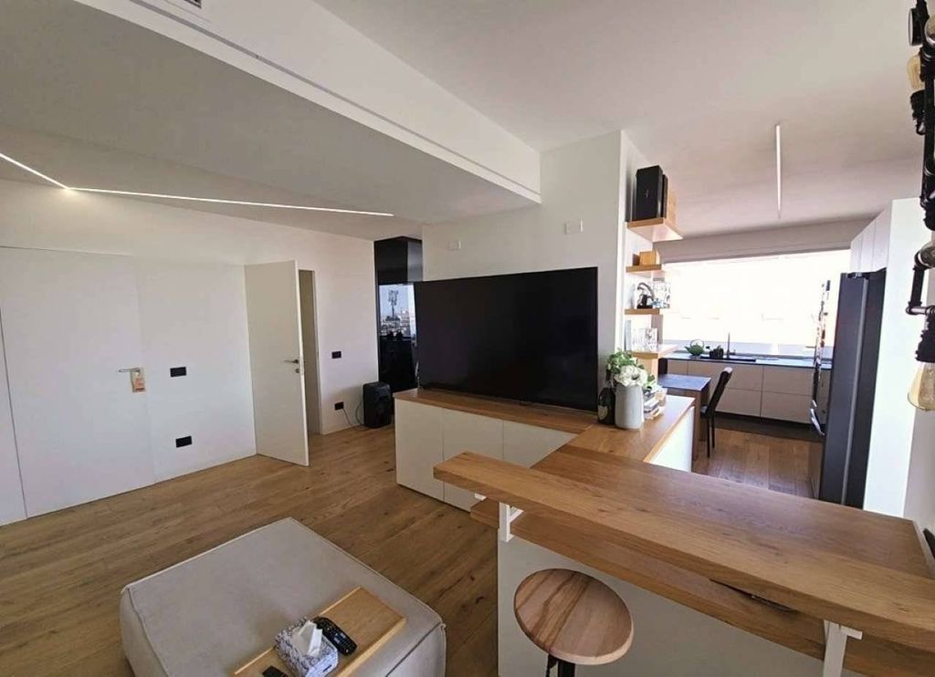 3 room luxury Flat for sale in piazza Renato Simoni, Verona, Veneto