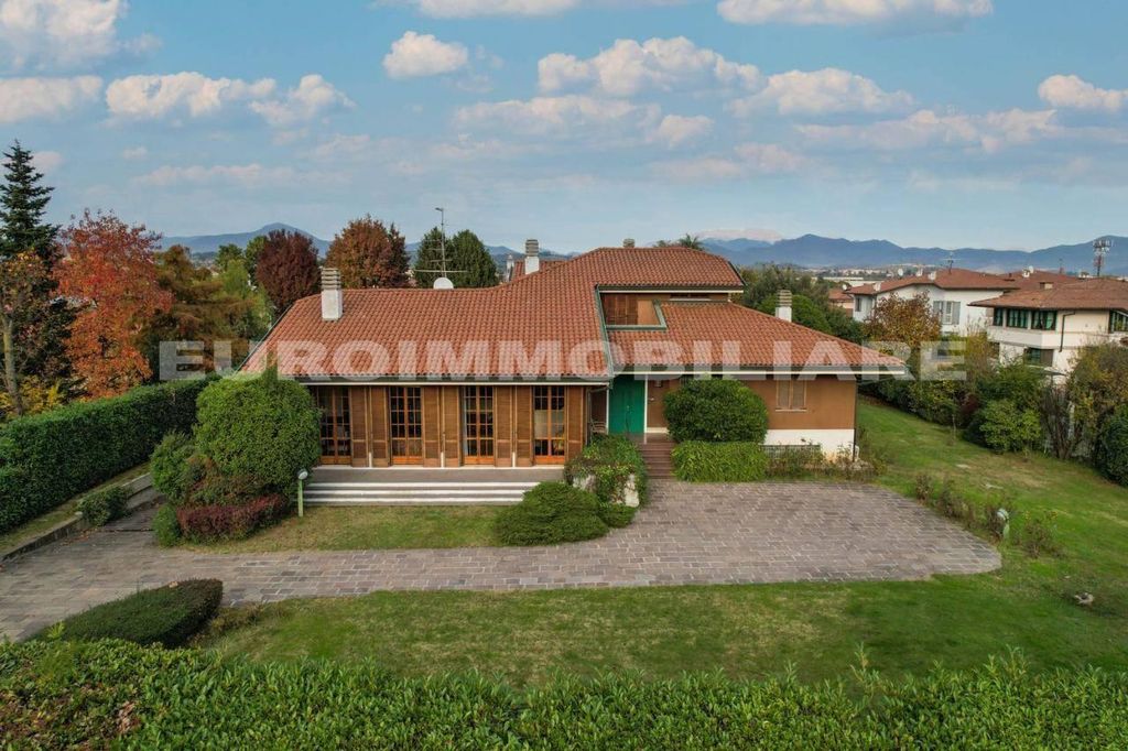 Prestigiosa villa di 600 mq in vendita, Via Del Poggio , 1-3, Rovato, Lombardia