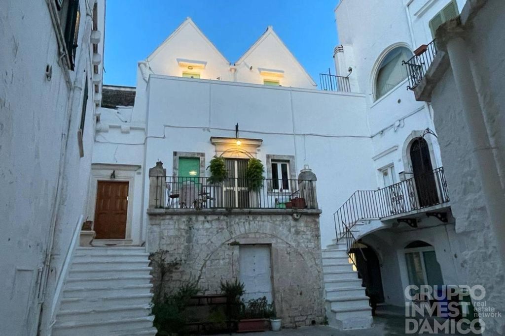 Prestigiosa casa di 239 mq in vendita Piazza Vittorio Emanuele, Locorotondo, Bari, Puglia