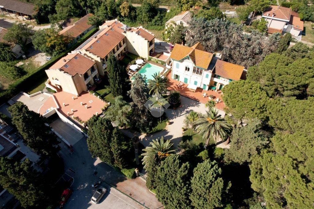 Prestigiosa villa di 2400 mq in vendita, Via Riccitelli, 1, Roseto degli Abruzzi, Abruzzo