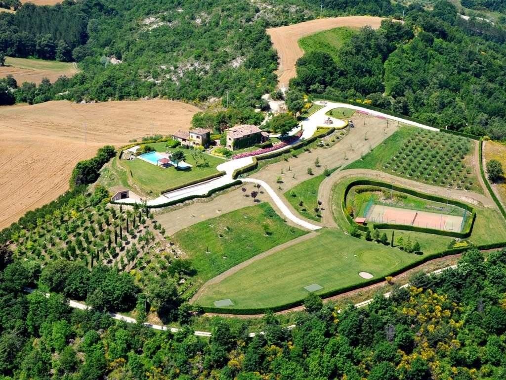 Luxuriöser 7 Schlafzimmer Landsitz zu verkaufen Montone ...