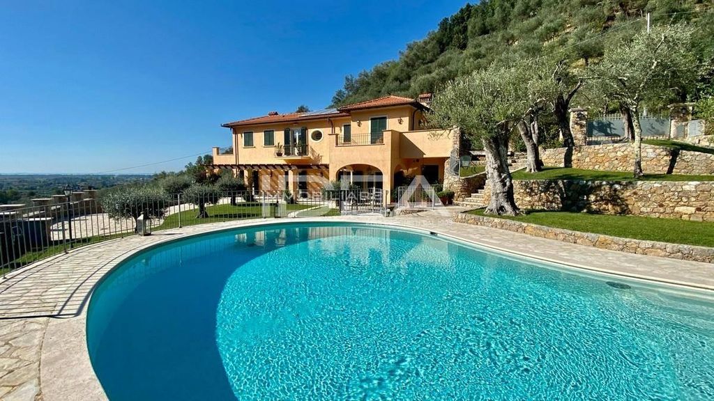 Villa di 240 mq in vendita Via Foce della SanitÃ , Pietrasanta, Lucca, Toscana