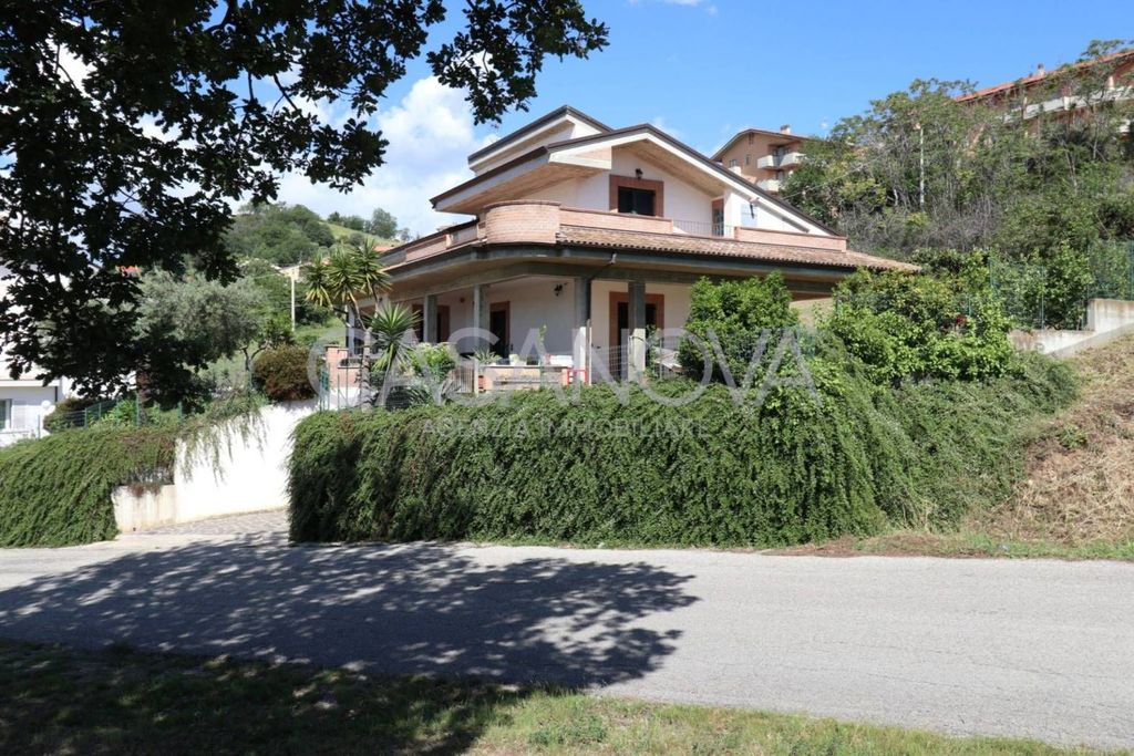 Prestigiosa villa di 380 mq in vendita Tortoreto, Italia