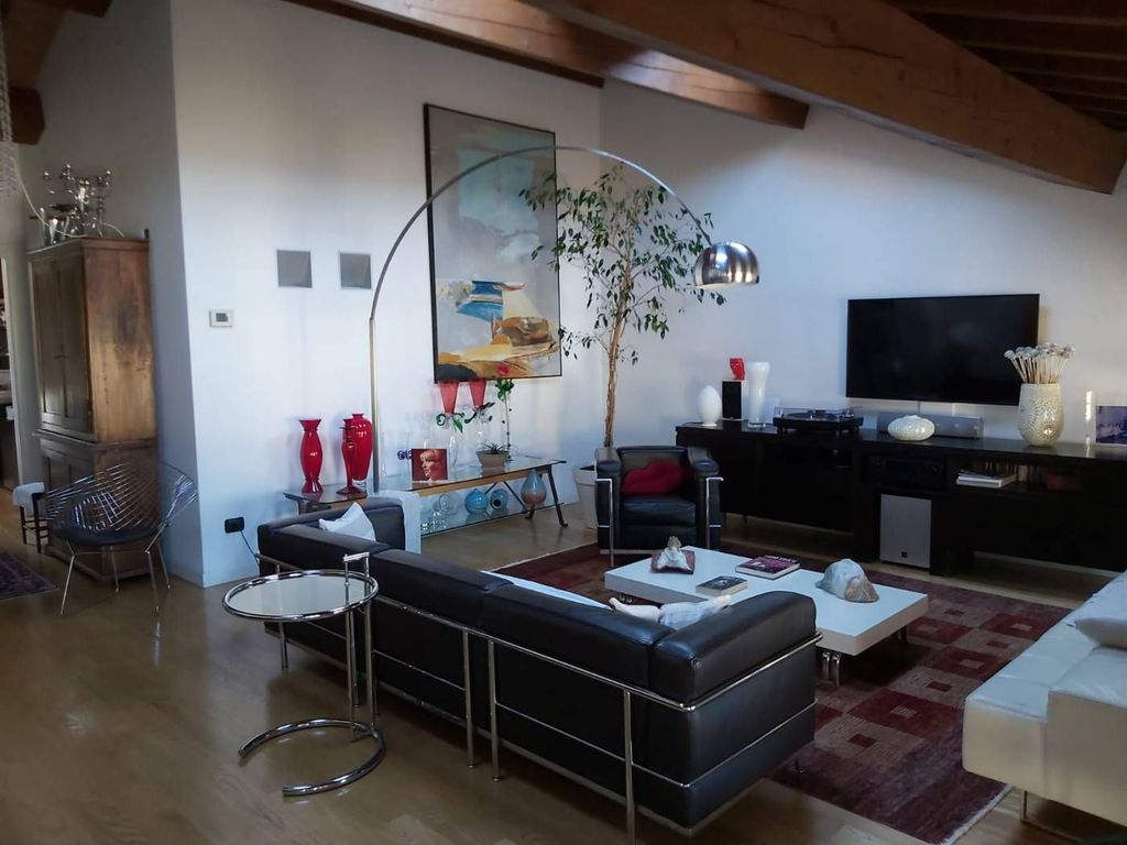 4-Zimmer-Wohnung, 214 m²
