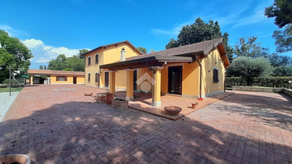Prestigiosa villa di 255 mq in vendita, Strada del Crocifisso, 44, Latina, Lazio