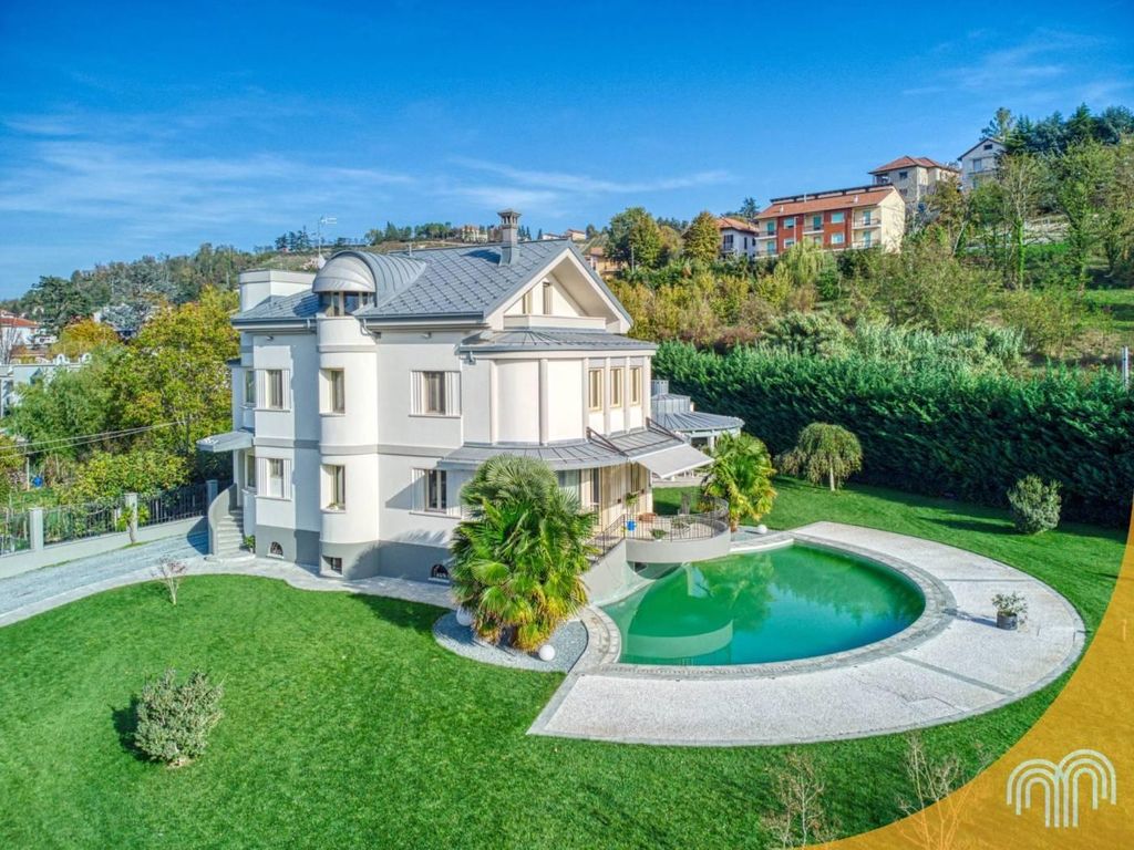 Prestigiosa villa di 497 mq in vendita, via xxv aprile, 8, Alba, Piemonte