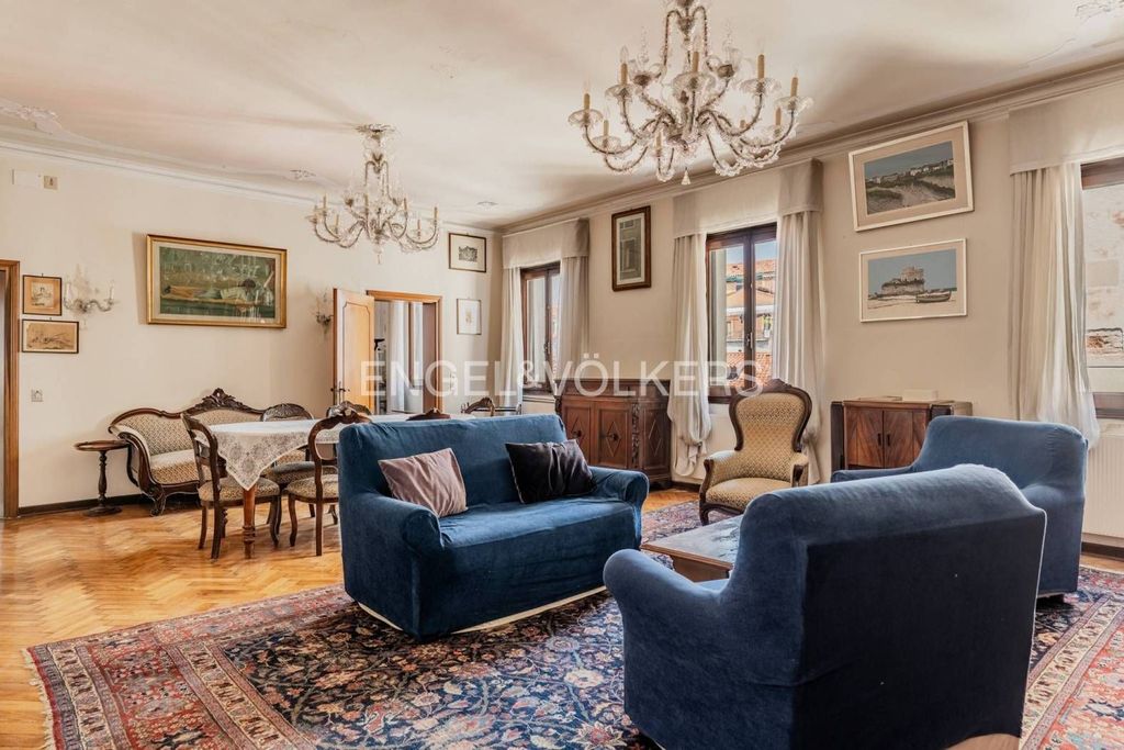 Luxury Flat for sale in Campo Santi Filippo e Giacomo, Venice, Veneto