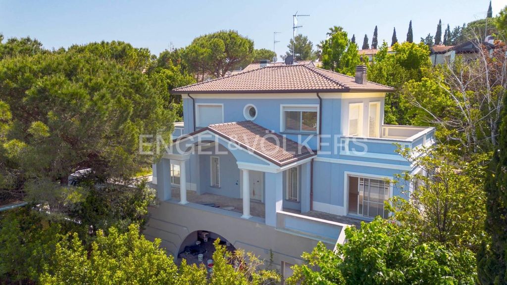 Prestigiosa villa di 484 mq in vendita Viale dei Pini, 32, Riccione, Emilia-Romagna