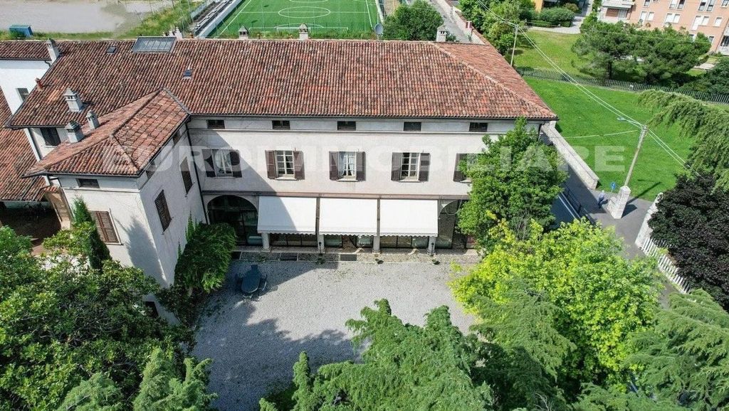 Palazzo di 900 m² in vendita Via Scuole, 9, Brescia, Lombardia