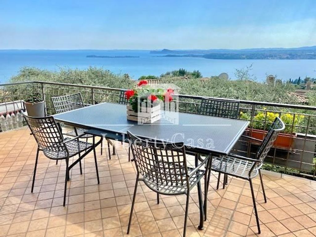 5 room luxury Villa for sale in Via Belvedere, Gardone Riviera