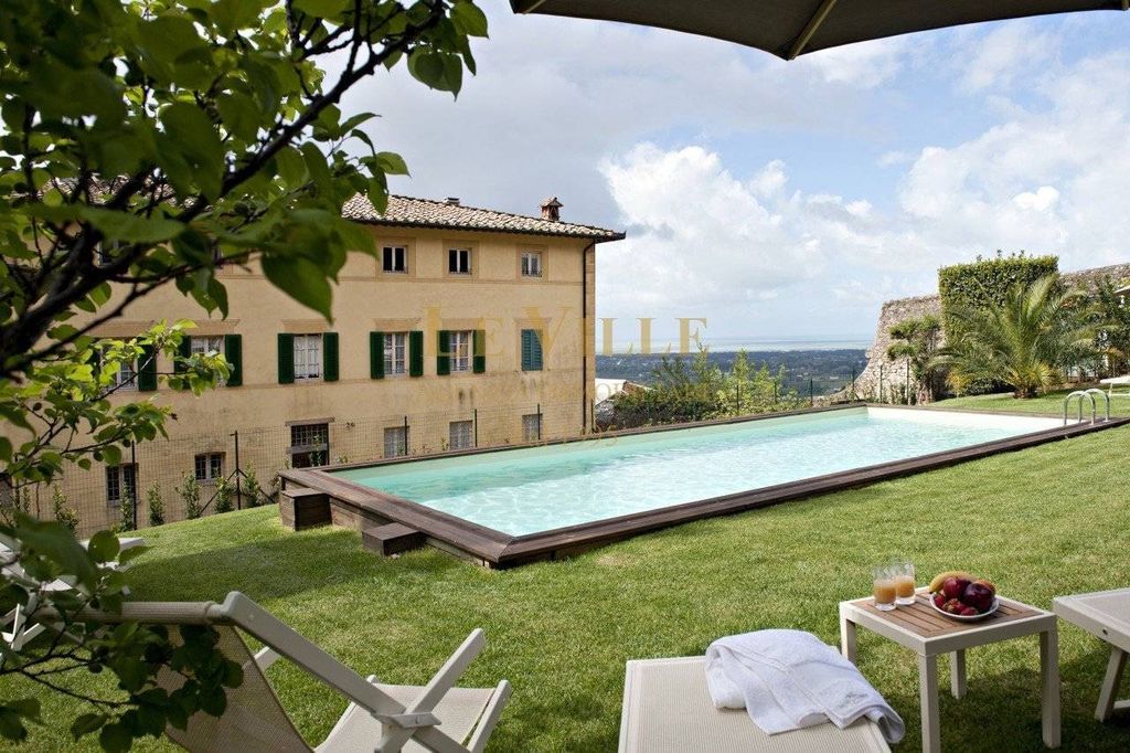 Prestigiosa villa di 1278 mq in vendita, Camaiore, Toscana