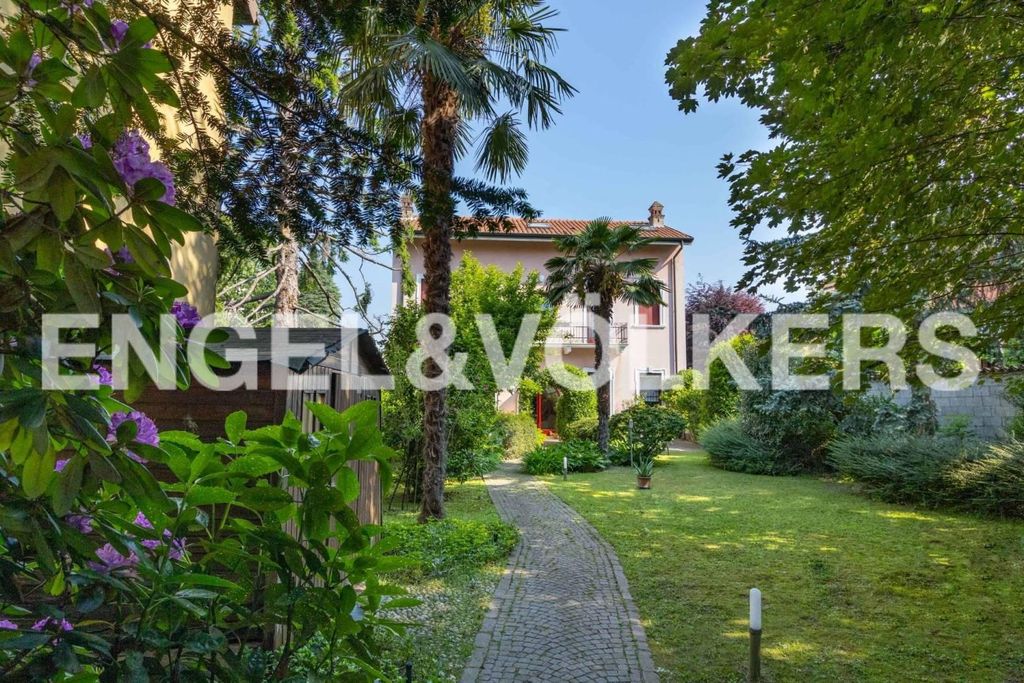 Esclusiva villa in vendita Corso 20 Settembre, Busto Arsizio, Varese, Lombardia
