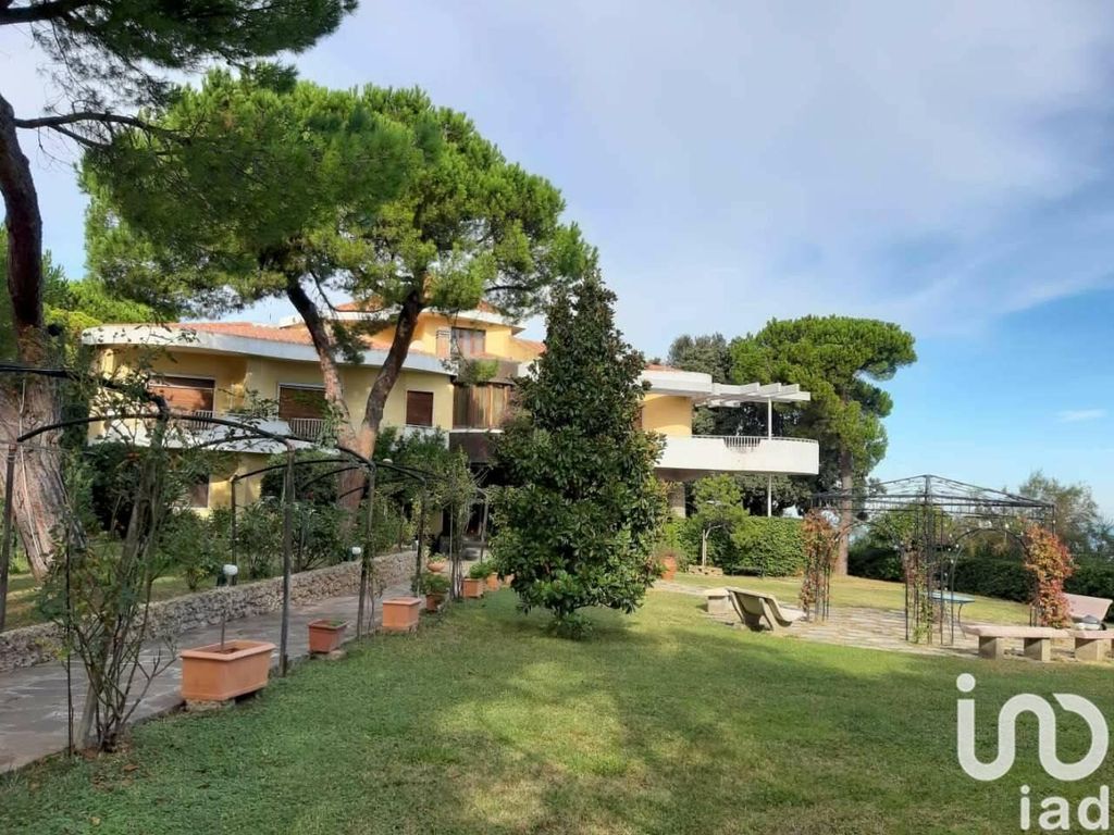 Luxury Villa for sale in Strada Comunale Borsacchio, 18, Roseto degli ...