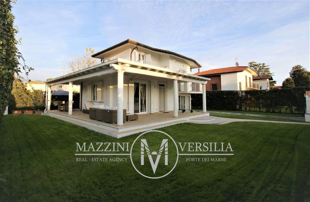 Villa in vendita via Fratelli Barberi, 28, Forte dei Marmi, Toscana