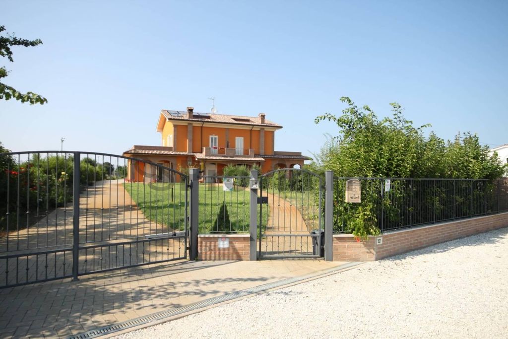 Villa in vendita Cesena, Italia