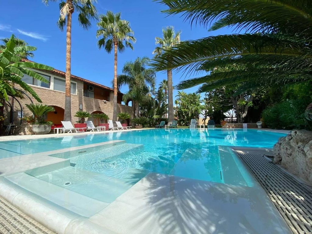 Luxury Villa for sale in Viale Del Tramonto, Taranto, Apulia