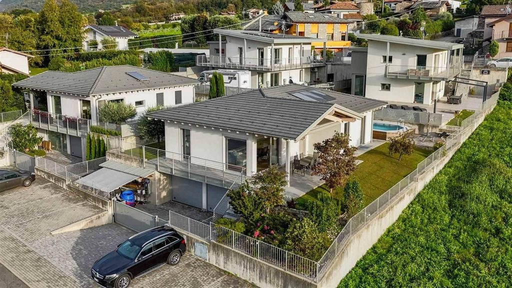 Esclusiva villa di 200 mq in vendita Via Dei Notai, Colico, Lecco, Lombardia