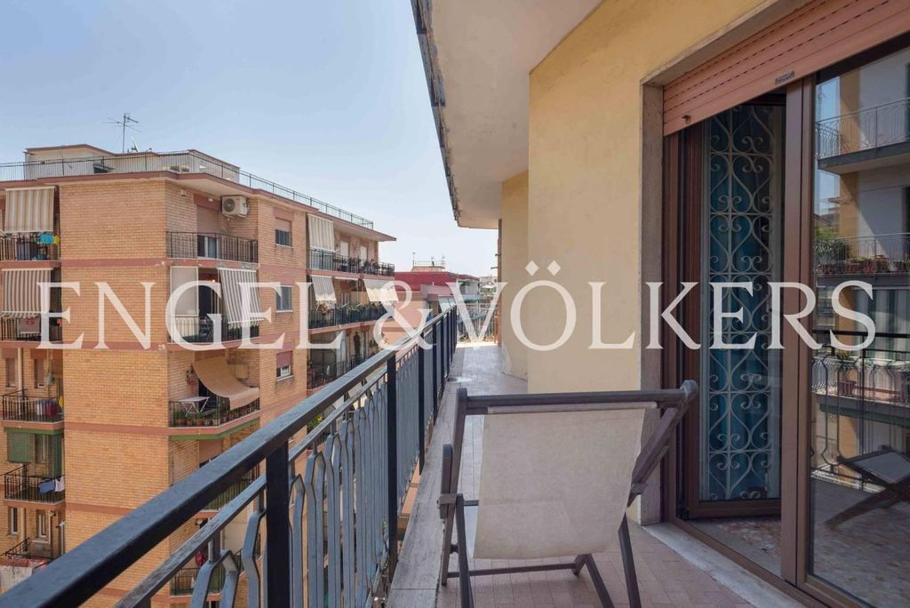 Appartamento di lusso di 163 m² in vendita Via Sigmund Freud, 41, Napoli, Campania