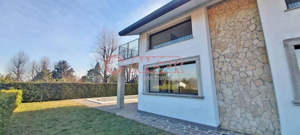 Prestigiosa villa in vendita Via Prealpi, Casatenovo, Lombardia