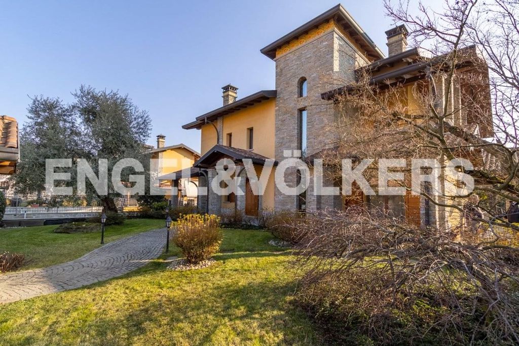 Esclusiva villa di 385 mq in vendita Via Perugia, Lonate Pozzolo, Lombardia