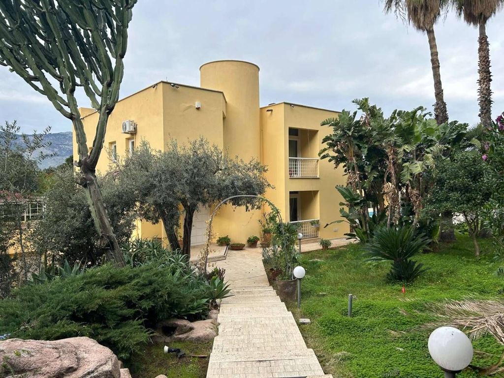 Luxury Villa for sale in viale Margherita di Savoia, Palermo, Sicily