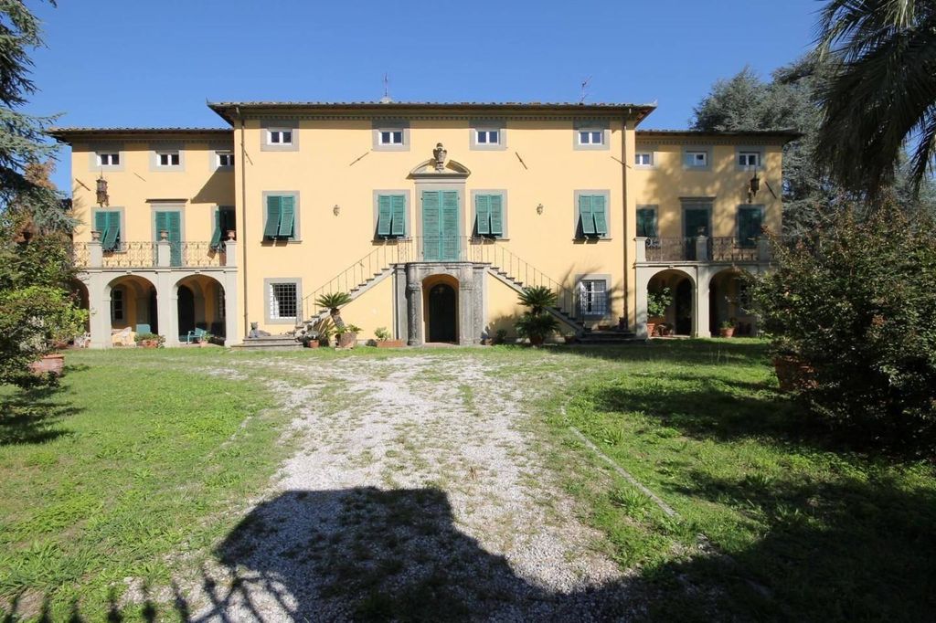 Villa di 750 mq in vendita Via Lorenzo Viani, , 435, Lucca, Toscana