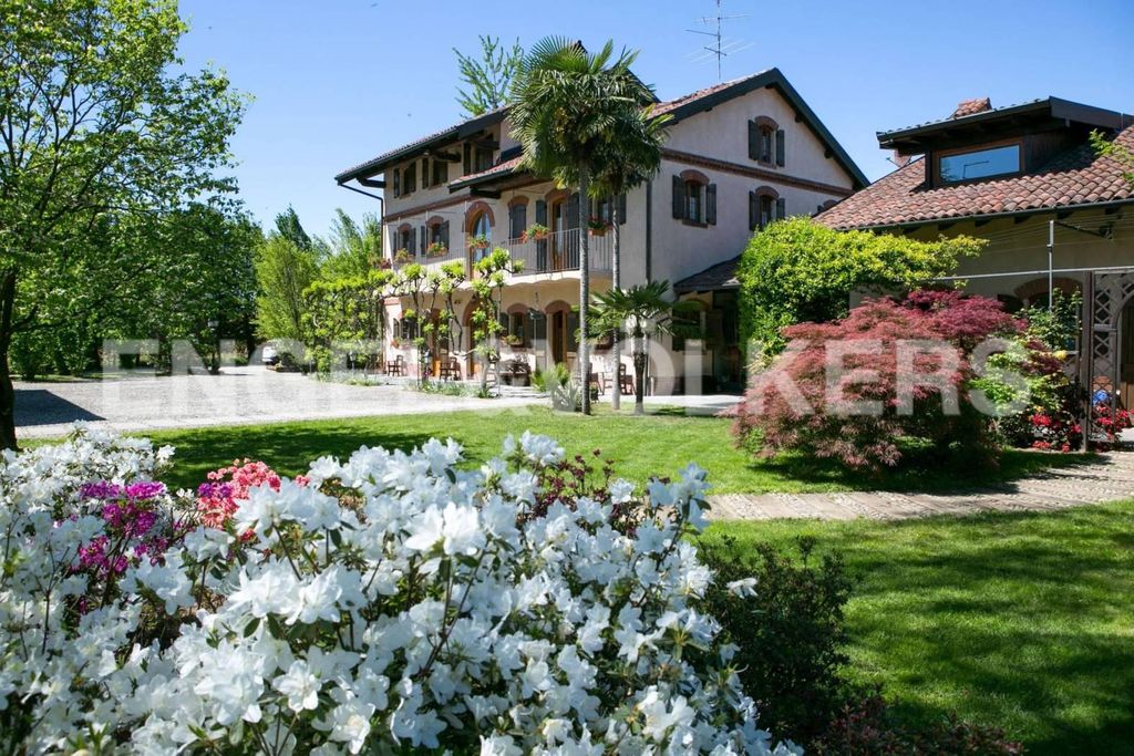 Villa di 1500 mq in vendita Via Vecchia Ticino, 16, Oleggio, Novara, Piemonte