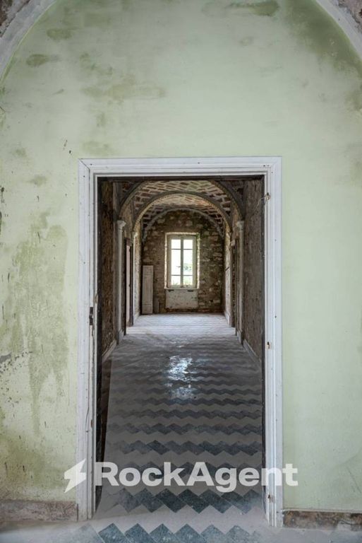 Château · Castle in Baschi