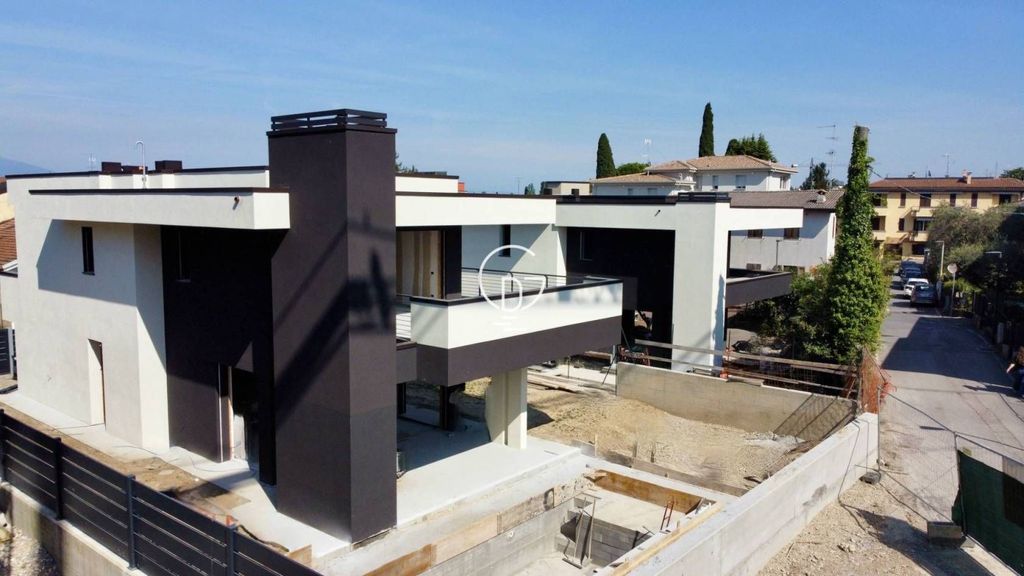 3 bedroom luxury Villa for sale in Viale Michelangelo, Desenzano del Garda, Lombardy - View 2