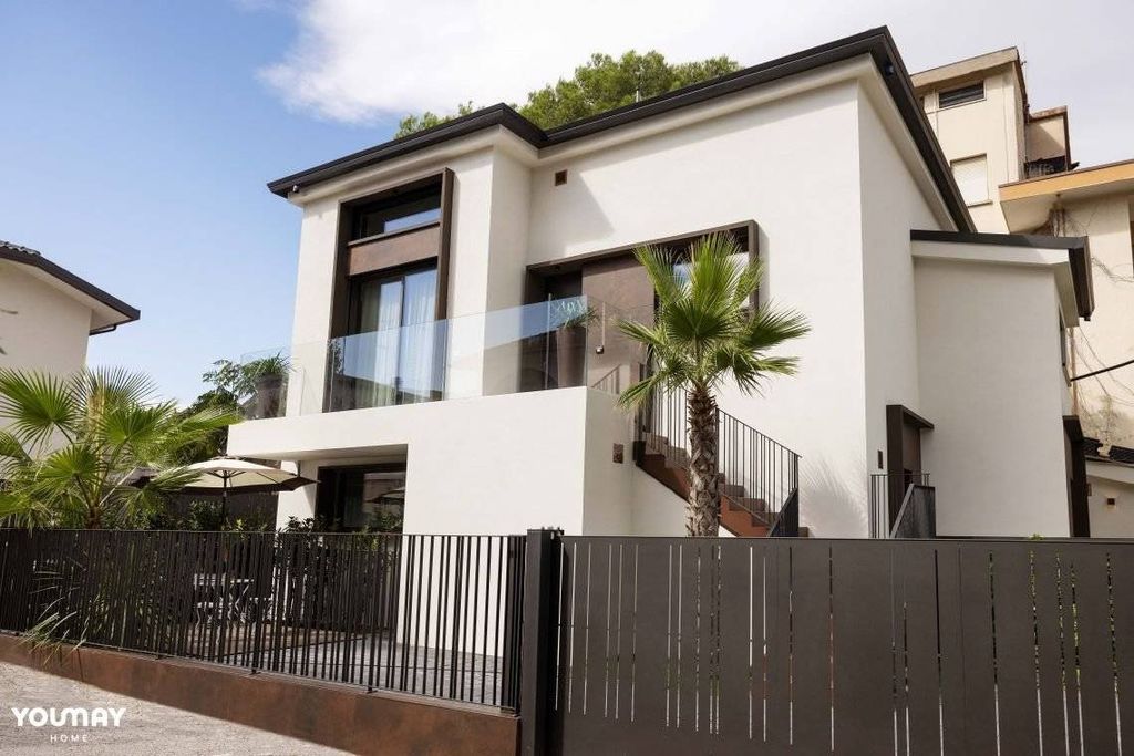 Luxury Villa for sale in Viale Antonio Gramsci, Riccione, Emilia-Romagna - View 2