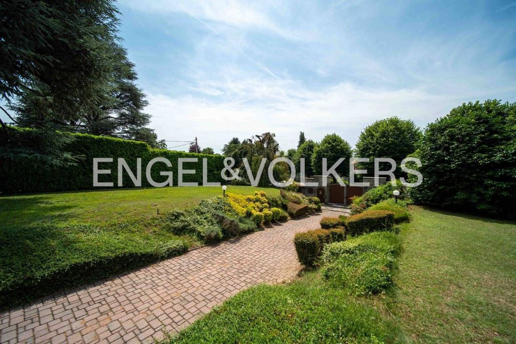 Luxury Villa for sale in Via Roma, 41, Carnago, Provincia di Varese, Lombardy - View 2