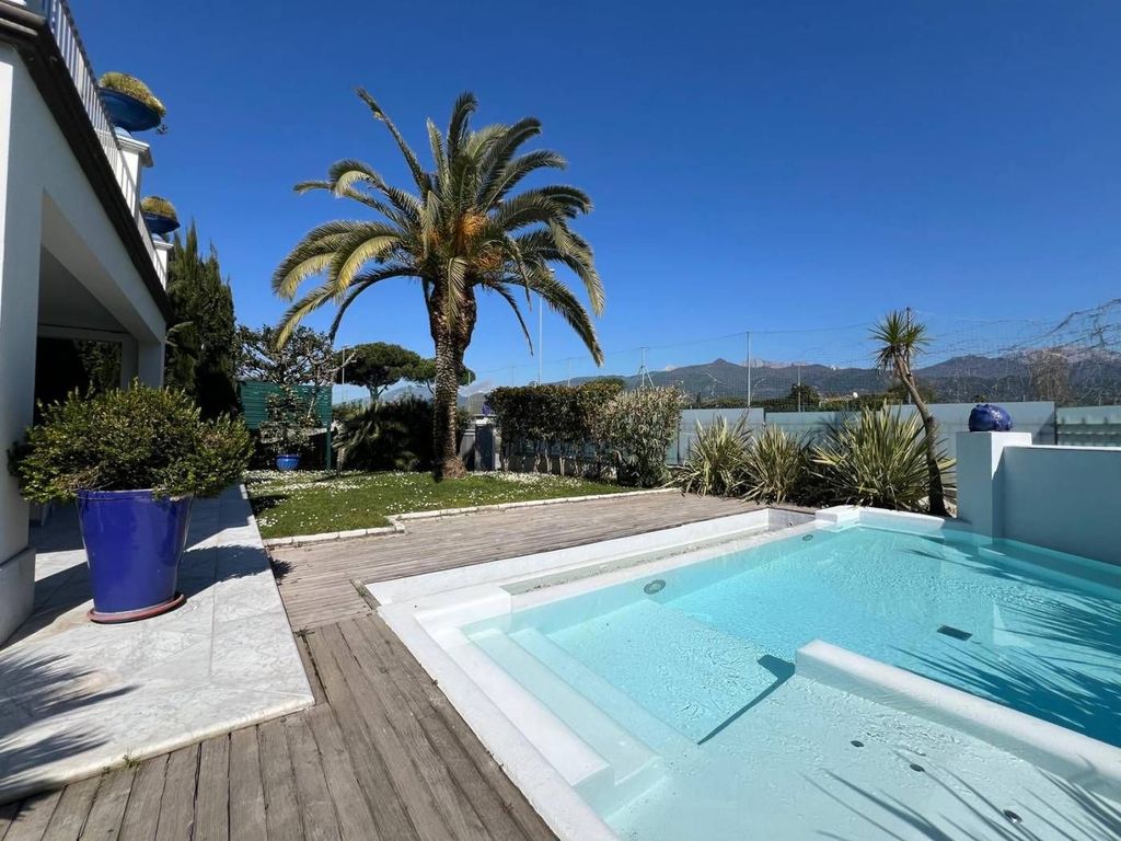 Luxury Villa for sale in Via Pablo Picasso, 21, Forte dei Marmi, Provincia di Lucca, Tuscany - View 2