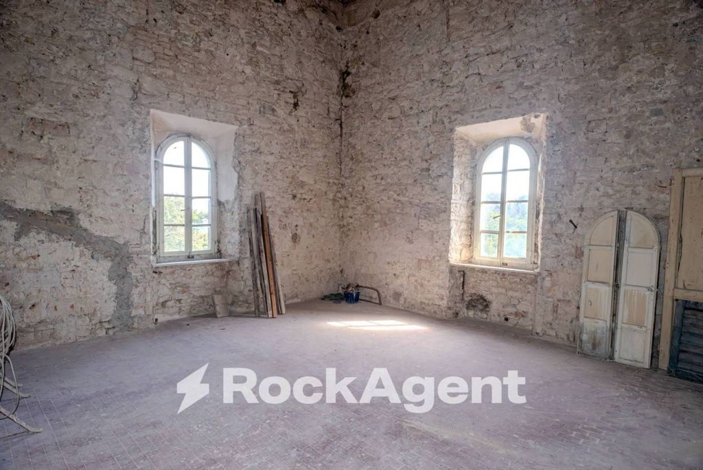 Château · Castle in Baschi