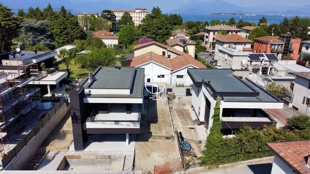 3 bedroom luxury Villa for sale in Viale Michelangelo, Desenzano del Garda, Lombardy - View 3